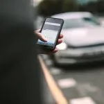 Mężczyzna żądający odbioru taksówką przez telefon